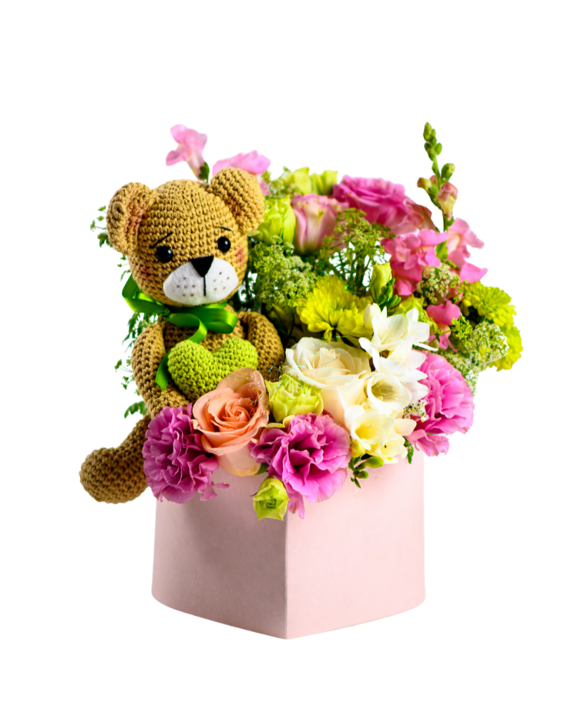 Imagen de Corazón eterno Descripcion: Caja corazon peluche y flore en color rosado, lisianthus rosas etc.